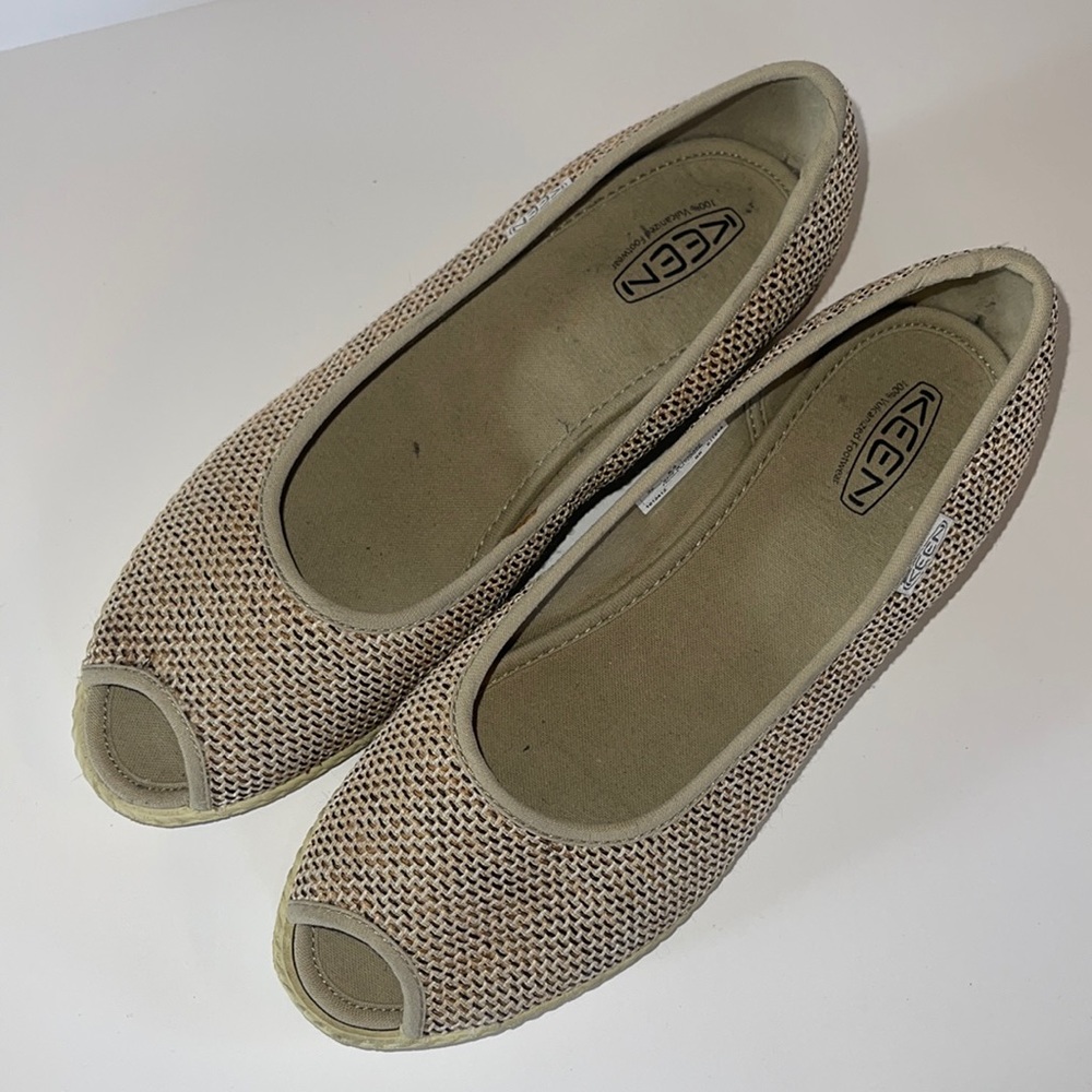 Women’s Keens peep toe small wedged shoes - size 8.5